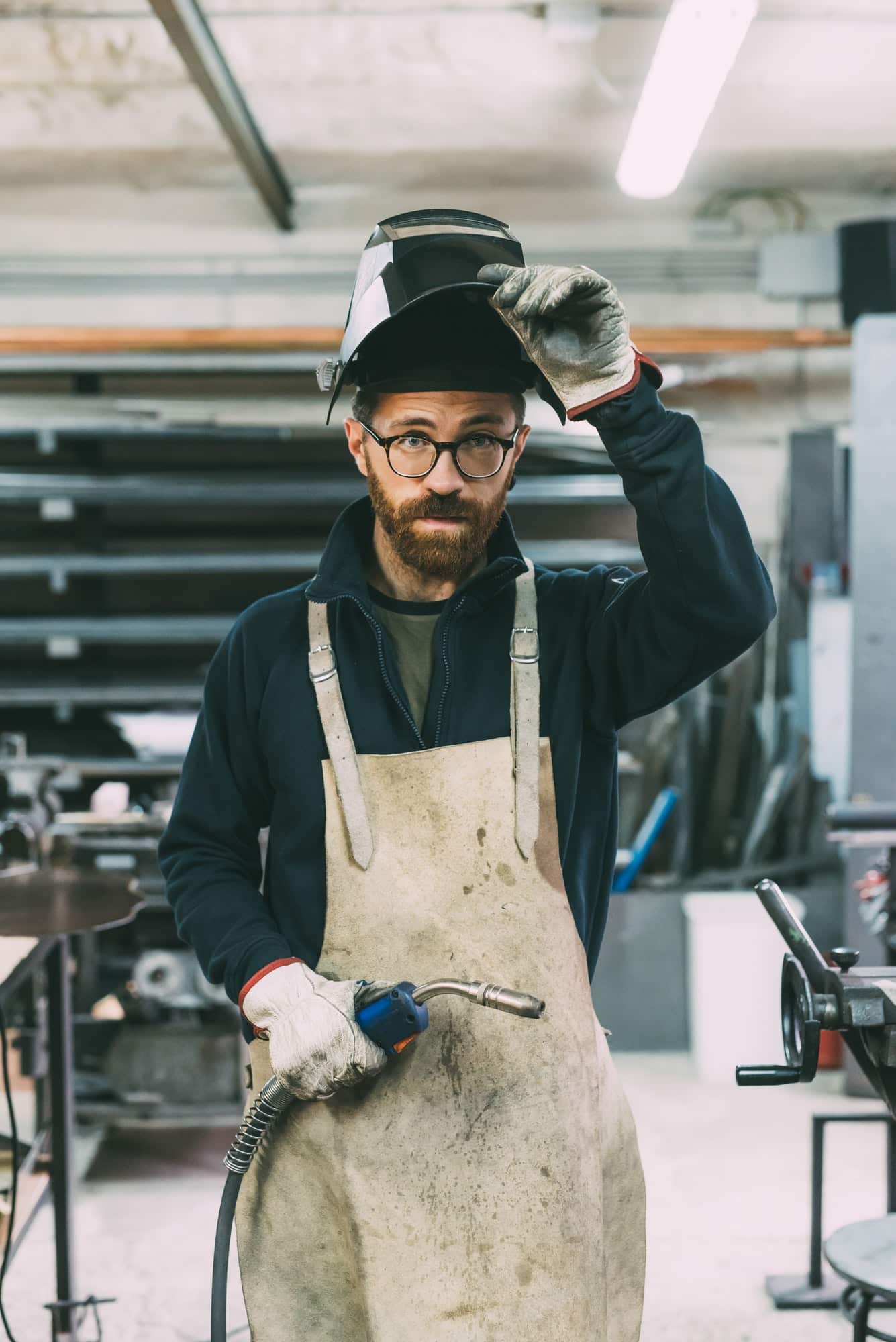 Dies ist ein Mitarbeiter von MetalWork Poland mit langjähriger Erfahrung in der Zaunbranche. Auf dem Foto sehen wir ihn kurz nach Abschluss der Montage eines Zauns für das Grundstück eines seiner anspruchsvollen Kunden.