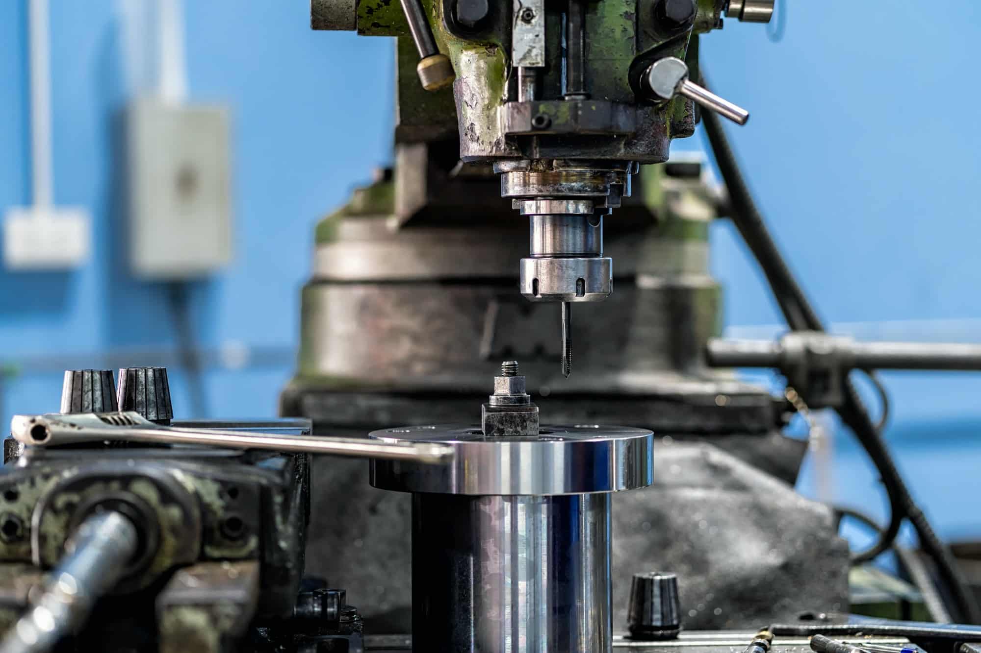Zautomatyzowana linia produkcyjna w MetalWork Poland poddaje wypracowane elementy ogrodzeń procesowi wykańczania.