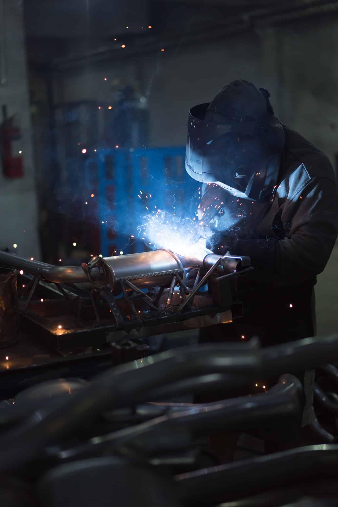 Ein Mitarbeiter von MetalWork Poland kümmert sich um die Herstellung des perfekten Zauns nach Maß.