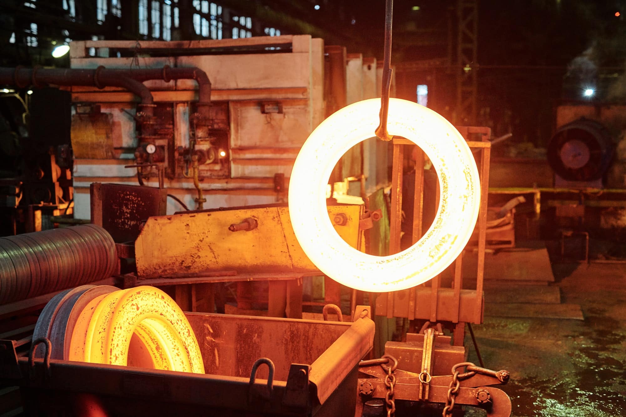 In der Fabrik von MetalWork Poland schmieden fortschrittliche Maschinen effizient Metallstäbe für Zäune.