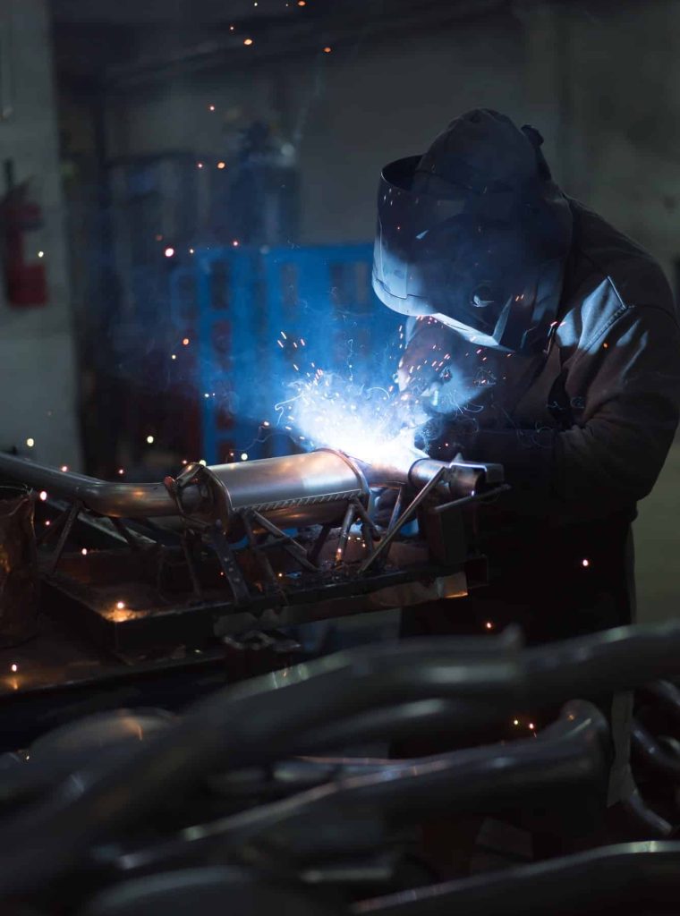 Ein Mitarbeiter von MetalWork Poland kümmert sich um die Herstellung des perfekten Zauns nach Maß.
